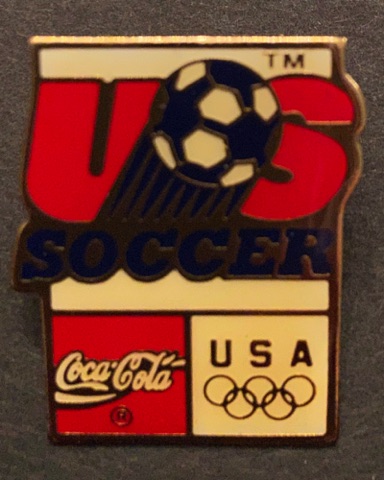 48120-1 € 3,00 coca cola pin OS Soccer.jpeg